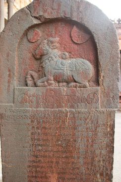 400px-Kannada_inscription_(1509_AD)_of_Krishnadeva_Raya_at_entrance_to_mantapa_of_Virupaksha_temple_in_Hampi.JPG